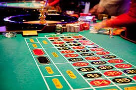 vitibet APP မိုဘိုင်းဖုန်းဖြင့် ကစားနေသောမြင်ကွင်း